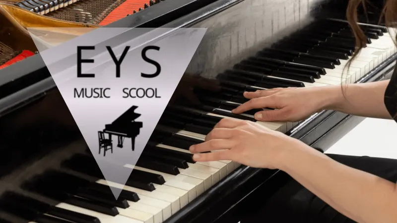 「EYS音楽教室」のテロップとピアノを弾く女性